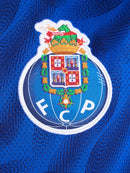 Camisola PRÉ JOGO FC Porto azul 2025/26 com símbolo bordado detalhado, lançamento na OLYMPIC STORE.