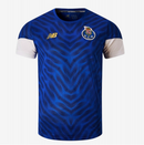 Camisola PRÉ JOGO FC Porto azul 2025/26 com símbolo bordado, lançamento disponível na OLYMPIC STORE.