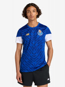 Camisola PRÉ JOGO FC Porto azul 2025/26 com símbolo bordado, modelo usado por jovem masculino, fundo branco.