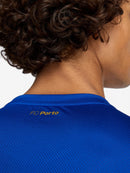 Camisola PRÉ JOGO FC Porto azul 2025/26 com detalhe do símbolo bordado na parte de trás.