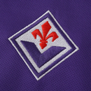 Camisola principal da Fiorentina 2025/26 Kappa, em violeta com detalhes brancos, com escudo do clube e logótipos Kappa nas mangas e peito.