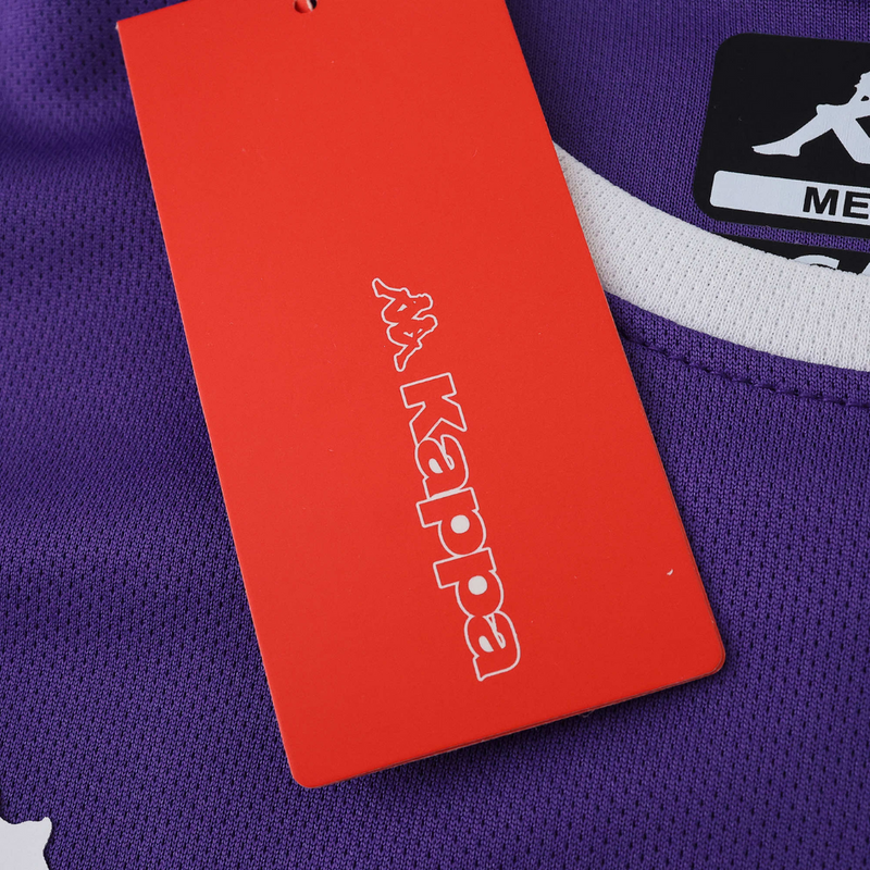 Camisola principal da Fiorentina 2025/26 Kappa, em violeta com detalhes brancos, com escudo do clube e logótipos Kappa nas mangas e peito.