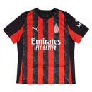Camisola principal do AC Milan 2025/26 com riscas vermelhas e pretas estilizadas em forma de chamas, gola preta e escudo em vermelho e branco