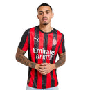 Camisola principal do AC Milan 2025/26 com riscas vermelhas e pretas estilizadas em forma de chamas, gola preta e escudo em vermelho e branco