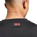 Camisola principal do AC Milan 2025/26 com riscas vermelhas e pretas estilizadas em forma de chamas, gola preta e escudo em vermelho e branco