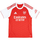 Camisola principal do Arsenal 2025/26 da Adidas, em vermelho com mangas brancas e padrão gótico subtil com a letra “A”, gola redonda e logos em branco.