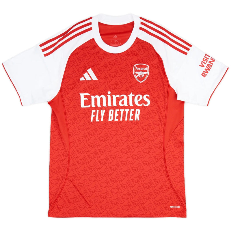 Camisola principal do Arsenal 2025/26 da Adidas, em vermelho com mangas brancas e padrão gótico subtil com a letra “A”, gola redonda e logos em branco.