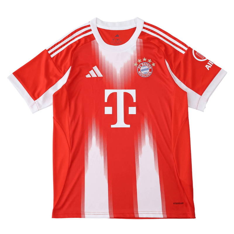 Camisola oficial do Bayern de Munique 2025–2026 em vermelho com detalhes brancos, escudo do clube e lema “Mia San Mia” bordado na parte de trás da gola.