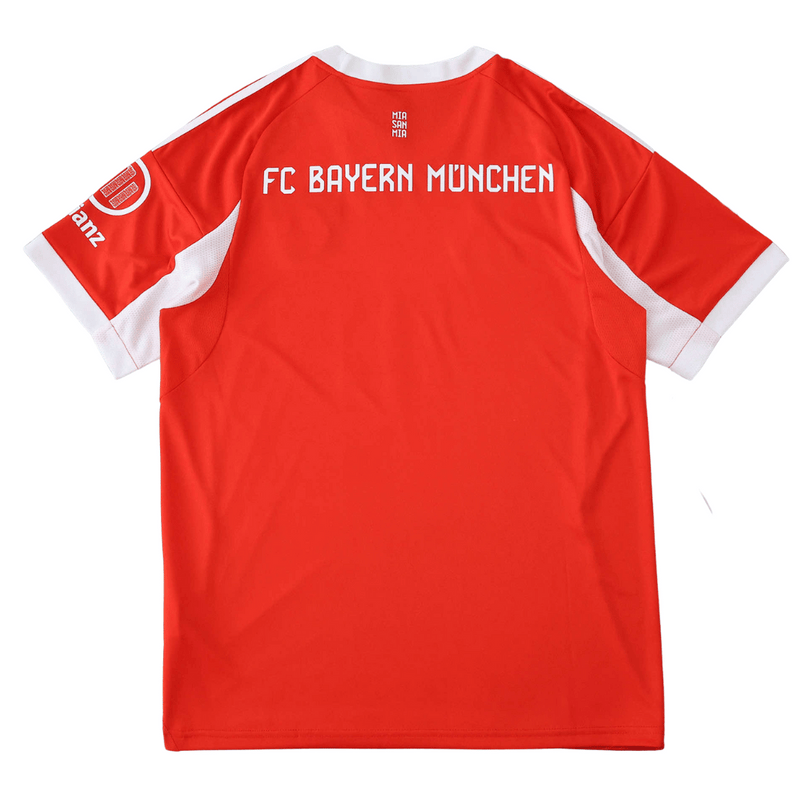 Camisola oficial do Bayern de Munique 2025–2026 em vermelho com detalhes brancos, escudo do clube e lema “Mia San Mia” bordado na parte de trás da gola.