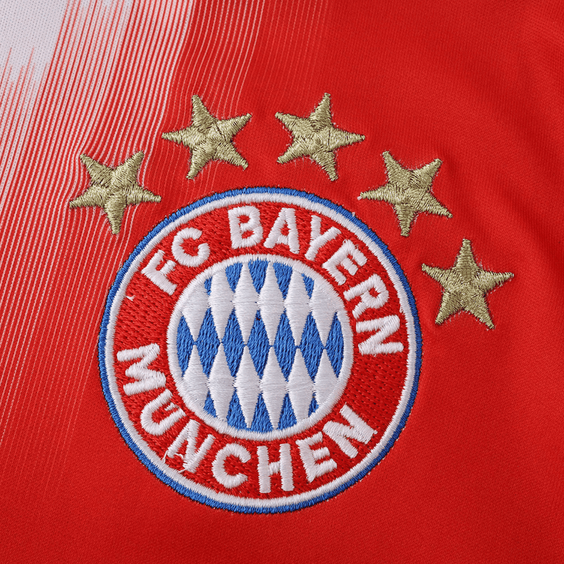 Camisola oficial do Bayern de Munique 2025–2026 em vermelho com detalhes brancos, escudo do clube e lema “Mia San Mia” bordado na parte de trás da gola.