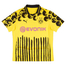 Camisola principal amarela e preta do Borussia Dortmund 2025 com padrão hexagonal nos ombros e detalhes artísticos pintados à mão, colaboração Puma x KidSuper.