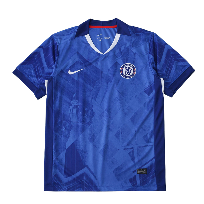 Camisola principal do Chelsea 2025/26 da Nike em azul royal com estampado gráfico inspirado em Londres, gola em V branca e detalhes em vermelho e branco.

