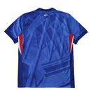 Camisola principal do Chelsea 2025/26 da Nike em azul royal com estampado gráfico inspirado em Londres, gola em V branca e detalhes em vermelho e branco.