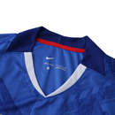 Gola da camisola Chelsea Home 2025/26 azul, mostrando detalhes do tecido e logo Nike. Camisola Chelsea.