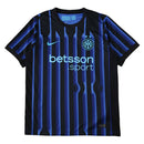 Camisola Inter de Milão Home 2025/26 com listras pretas e azuis, logo Nike e patrocínio Betsson.