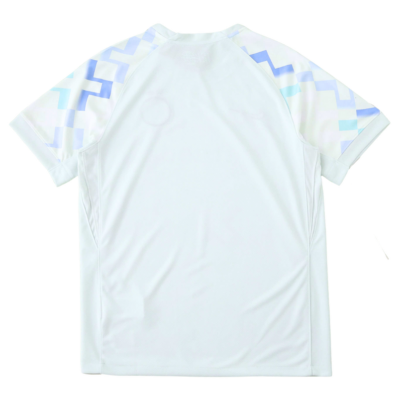 Camisola secundária da Inter de Milão 2025/26 Nike branca, com padrão artesanal em azul-claro, gola redonda e inscrições internas sobre diversidade.