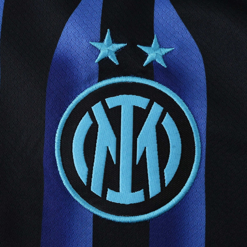 Camisola principal da Inter de Milão 2025-26 Nike preta com riscas azuis e detalhe da palavra INTER, gola redonda preta.