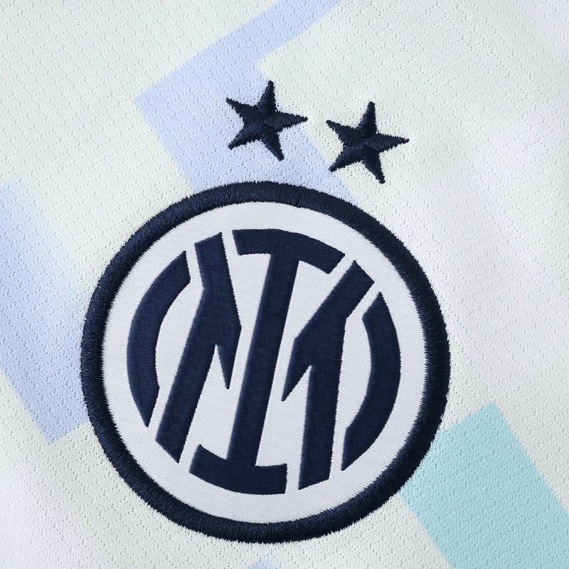 Camisola secundária da Inter de Milão 2025/26 Nike branca, com padrão artesanal em azul-claro, gola redonda e inscrições internas sobre diversidade.