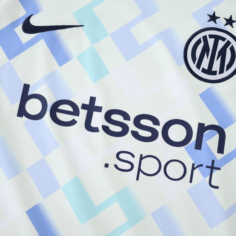 Camisola secundária da Inter de Milão 2025/26 Nike branca, com padrão artesanal em azul-claro, gola redonda e inscrições internas sobre diversidade.