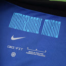 Camisola principal da Inter de Milão 2025-26 Nike preta com riscas azuis e detalhe da palavra INTER, gola redonda preta.