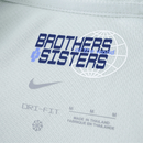 Camisola secundária da Inter de Milão 2025/26 Nike branca, com padrão artesanal em azul-claro, gola redonda e inscrições internas sobre diversidade.