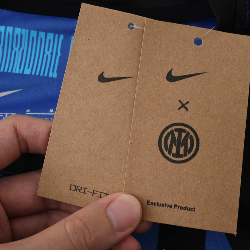 Camisola principal da Inter de Milão 2025-26 Nike preta com riscas azuis e detalhe da palavra INTER, gola redonda preta.