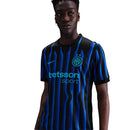 Camisola principal da Inter de Milão 2025-26 Nike preta com riscas azuis e detalhe da palavra INTER, gola redonda preta.