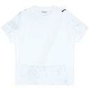 Camisola branca do Manchester City 25/26 com faixa diagonal preta e vermelha, padrão Poznań e detalhes artísticos da colaboração KidSuper x Puma