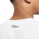 Camisola branca do Manchester City 25/26 com faixa diagonal preta e vermelha, padrão Poznań e detalhes artísticos da colaboração KidSuper x Puma