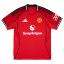 Camisola principal do Manchester United 2025/26 Adidas vermelha com detalhes pretos e brancos, padrão abstrato nos ombros e inscrição “Theatre of Dreams” nas costas.