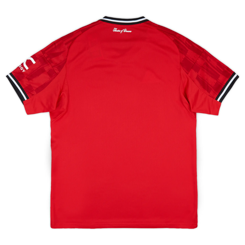 Camisola principal do Manchester United 2025/26 Adidas vermelha com detalhes pretos e brancos, padrão abstrato nos ombros e inscrição “Theatre of Dreams” nas costas.