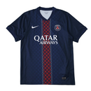 Camisola principal do PSG 2025/26 Nike azul-marinho com faixa central vermelha e branca, padrão inspirado na Torre Eiffel e gola V assimétrica.