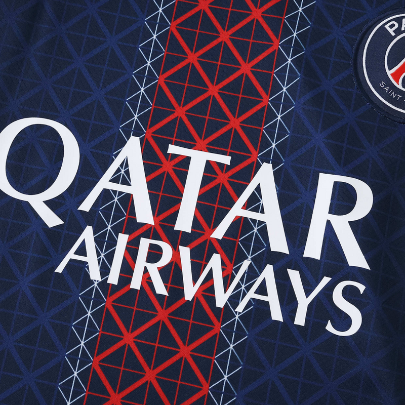 Camisola principal do PSG 2025/26 Nike azul-marinho com faixa central vermelha e branca, padrão inspirado na Torre Eiffel e gola V assimétrica.