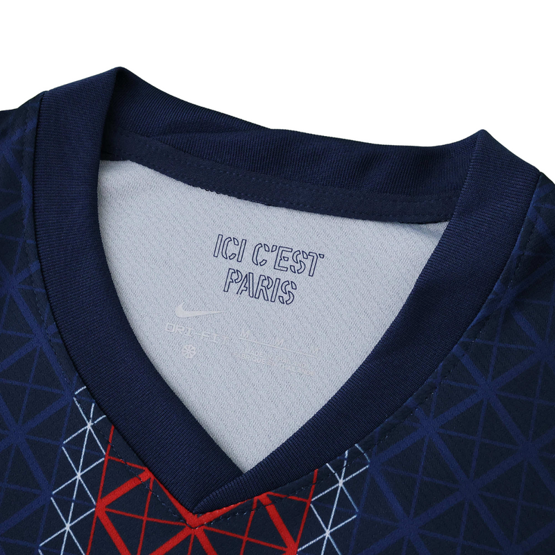 Camisola principal do PSG 2025/26 Nike azul-marinho com faixa central vermelha e branca, padrão inspirado na Torre Eiffel e gola V assimétrica.