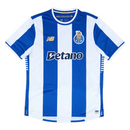 Camisola principal do FC Porto 2025/26, com riscas verticais azul e branco, detalhes dourados e gola redonda, criada pela New Balance.