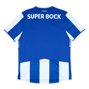 Camisola principal do FC Porto 2025/26, com riscas verticais azul e branco, detalhes dourados e gola redonda, criada pela New Balance.