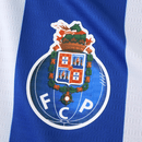 Emblema da Camisola FC Porto Home 2025/26 com cores azul e branco e detalhes do simbolo FCP.