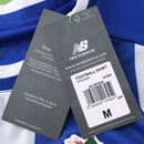 Camisola principal do FC Porto 2025/26, com riscas verticais azul e branco, detalhes dourados e gola redonda, criada pela New Balance.