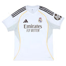 Camisola principal Real Madrid 2025-26 Adidas branca com detalhes amarelos, cinzentos e pretos, escudo oficial no peito e tecnologia HEAT.RDY.