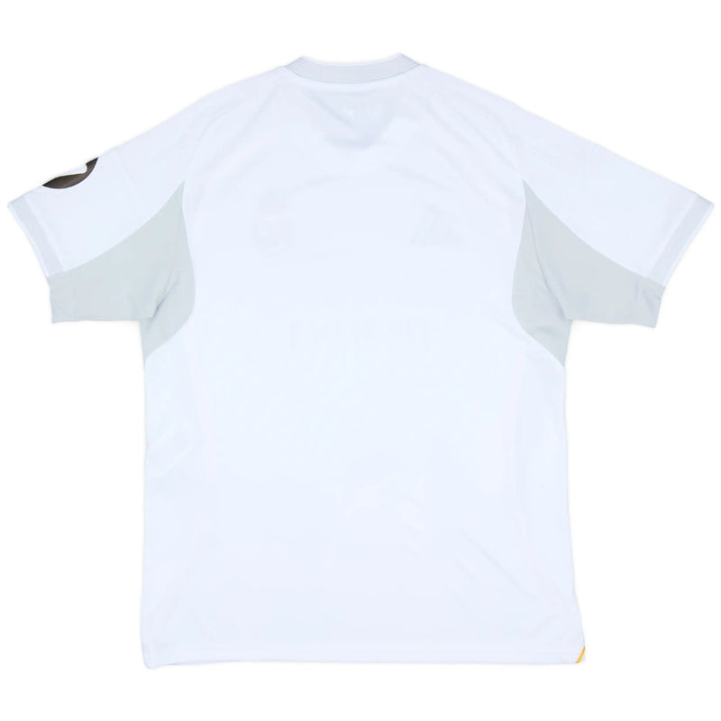 Camisola principal Real Madrid 2025-26 Adidas branca com detalhes amarelos, cinzentos e pretos, escudo oficial no peito e tecnologia HEAT.RDY.