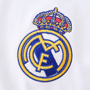 Camisola principal Real Madrid 2025-26 Adidas branca com detalhes amarelos, cinzentos e pretos, escudo oficial no peito e tecnologia HEAT.RDY.