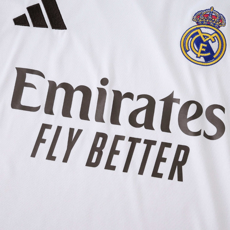 Camisola principal Real Madrid 2025-26 Adidas branca com detalhes amarelos, cinzentos e pretos, escudo oficial no peito e tecnologia HEAT.RDY.