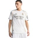 Camisola principal Real Madrid 2025-26 Adidas branca com detalhes amarelos, cinzentos e pretos, escudo oficial no peito e tecnologia HEAT.RDY.