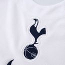 Camisola do Tottenham Hotspur Principal 2025–2026, branca com detalhes em azul-marinho e cinzento, escudo centralizado e design moderno da Nike.