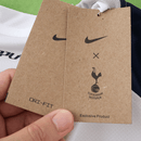Camisola do Tottenham Hotspur Principal 2025–2026, branca com detalhes em azul-marinho e cinzento, escudo centralizado e design moderno da Nike.