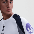 Camisola do Tottenham Hotspur Principal 2025–2026, branca com detalhes em azul-marinho e cinzento, escudo centralizado e design moderno da Nike.