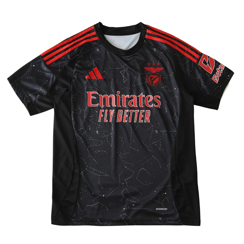 Camisola reserva do SL Benfica 2024/25 preta com detalhes em vermelho e design de constelação, gola redonda e selo especial “1904” na nuca.