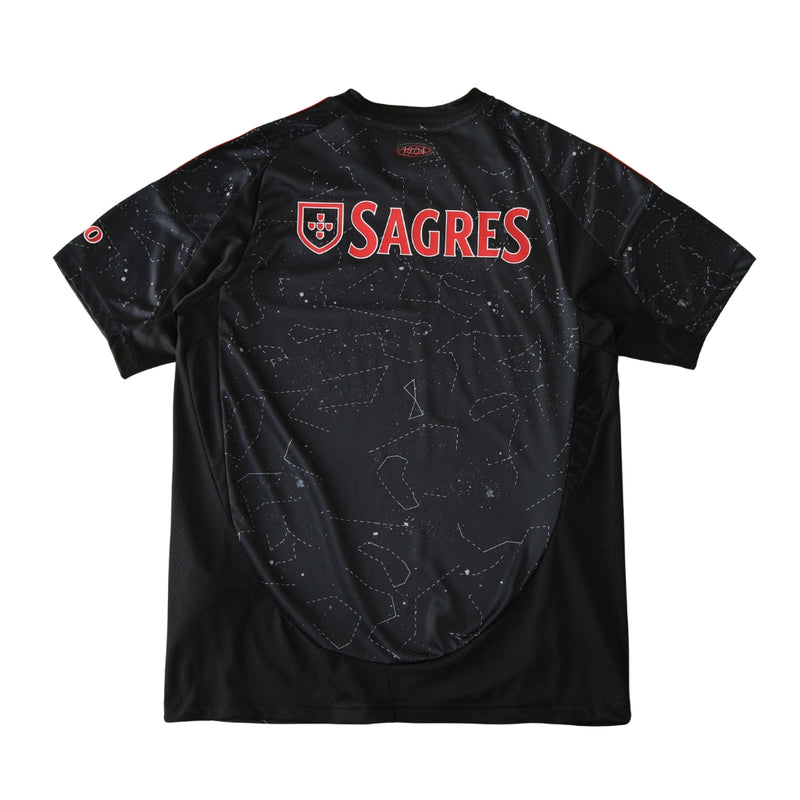 Camisola reserva do SL Benfica 2024/25 preta com detalhes em vermelho e design de constelação, gola redonda e selo especial “1904” na nuca.
