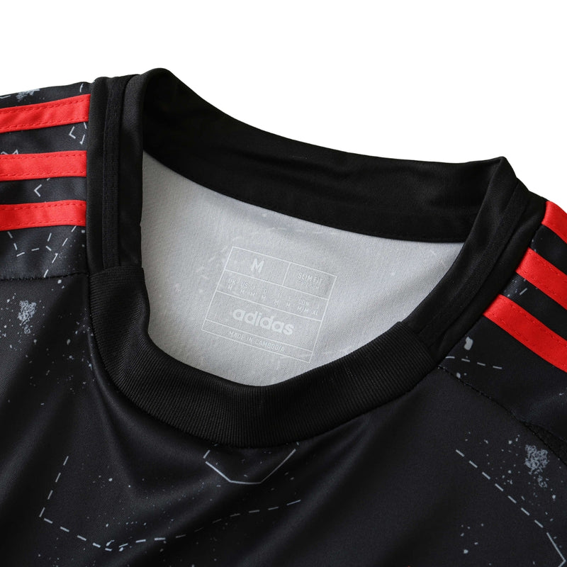 Camisola reserva do SL Benfica 2024/25 preta com detalhes em vermelho e design de constelação, gola redonda e selo especial “1904” na nuca.
