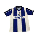 Camisola Retro FC Porto Principal 99/00 com detalhes em azul e branco, mostrando o logo da Kappa e o nome revigres.